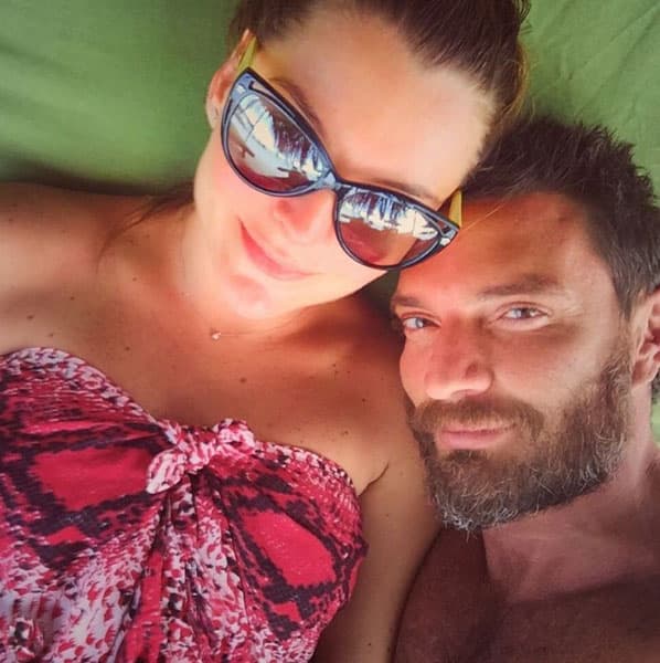 Cuando están juntos se la pasan derramando miel, la pareja le contó a la revista
<i>People en Español</i> cómo fue que se comprometieron.