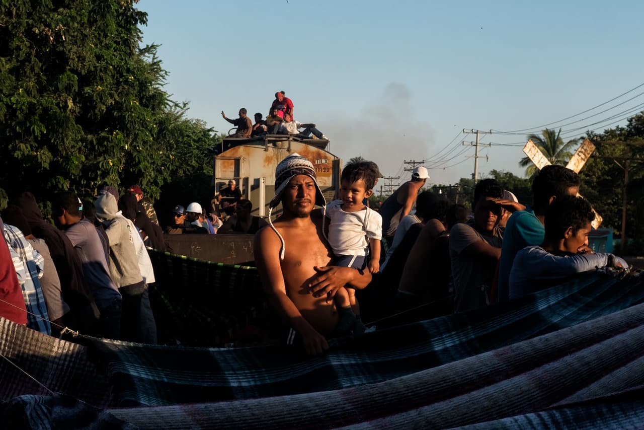 José, de 30 años, lleva en brazos a Mateo, su hijo de un año, mientras llegan a Mazatlán, en la costa oeste de México. Serían separados y llevados a dos centros de detención en estados diferentes después de entregarse en la frontera, en San Ysidro, California, el 10 de noviembre de 2017.