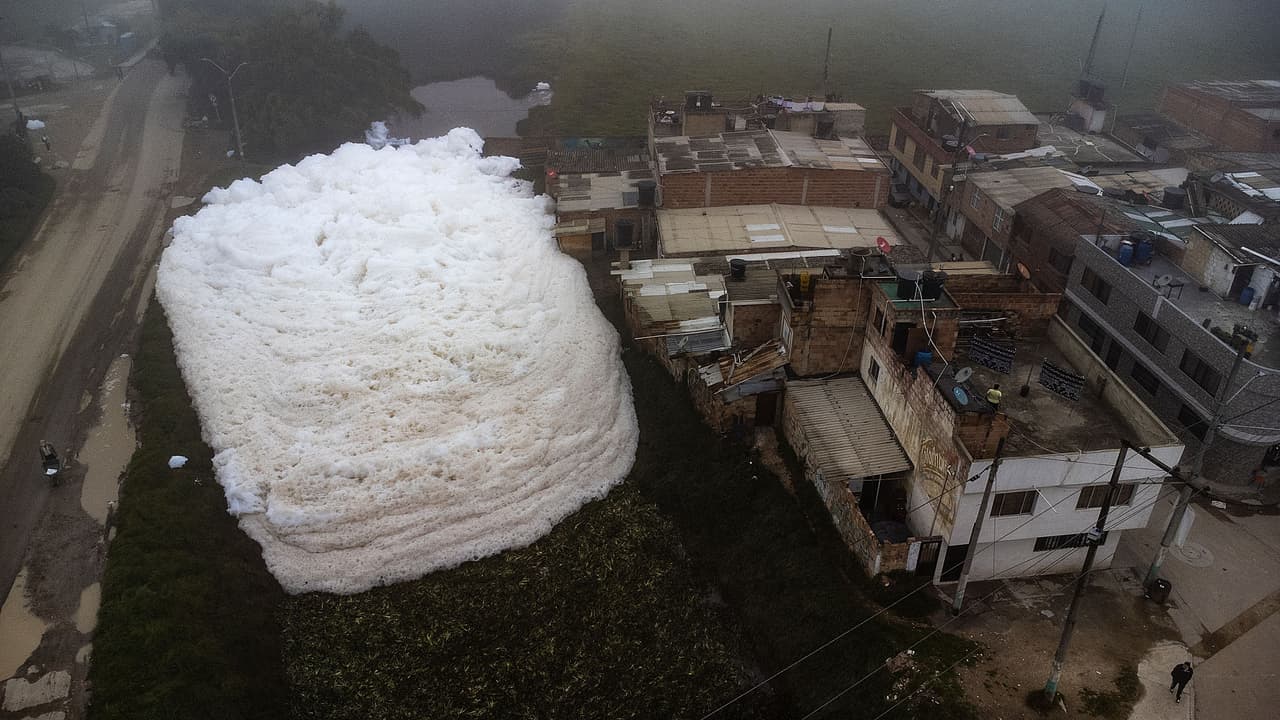 Una vista aérea muestra la espuma hedionda que se formó en un río contaminado.
<b>La blanca pestilencia fue creciendo hasta invadir una veintena de casas. </b>