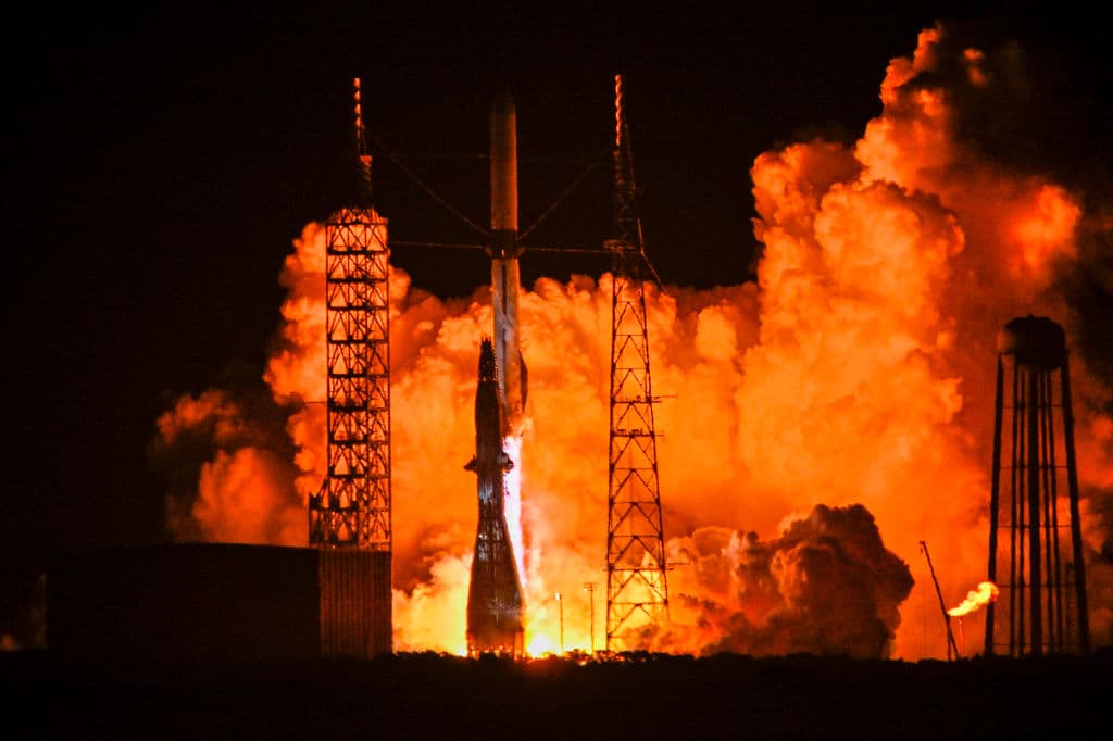 Blue Origin revoluciona la carrera espacial: Jeff Bezos pone en el espacio su cohete reutilizable New Glenn