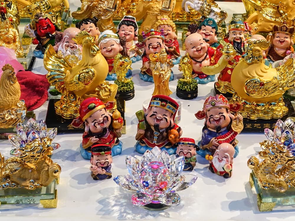 Hay muchos amuletos chinos que todos los signos pueden usar, como monedas chinas o figuritas típicas de su cultura. En la astrología china, el tigre es considerado como un protector contra los robos. La serpiente también sirve para uno de los signos en particular, que veremos a continuación.