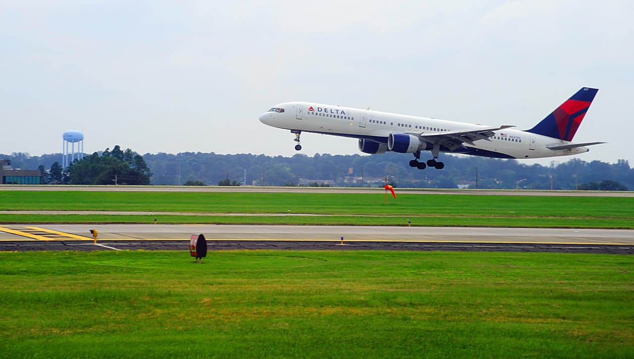 Encuentran a pasajero sin boleto escondido en un avión de Delta; fue expulsado