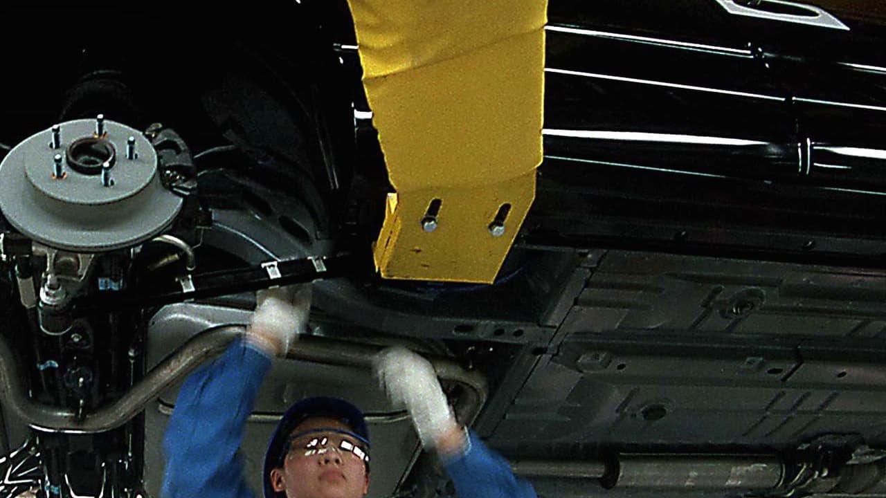 6.
<b>No descuides la alineación del tren delantero.</b>
<br>Los componentes del tren delantero de tu vehículo están constantemente sometidos a una cantidad importante de fuerzas encontradas ya que es allí donde ocurre el direccionamiento del vehículo. Es por eso que sus componentes tienden a desajustarse. En el caso de las camionetas este desajuste es peor aún ya que el manejo sobre superficies irregulares, remolques y otras actividades típicas para estos vehículos castigan duramente al sistema.