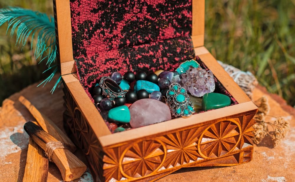 Así es, con el paso del tiempo la popularidad de los cuarzos ha sido mucha, actualmente se utilizan, principalmente, para joyería, amuletos y como terapia alternativa para equilibrar la energía de quien los usa.
<br>