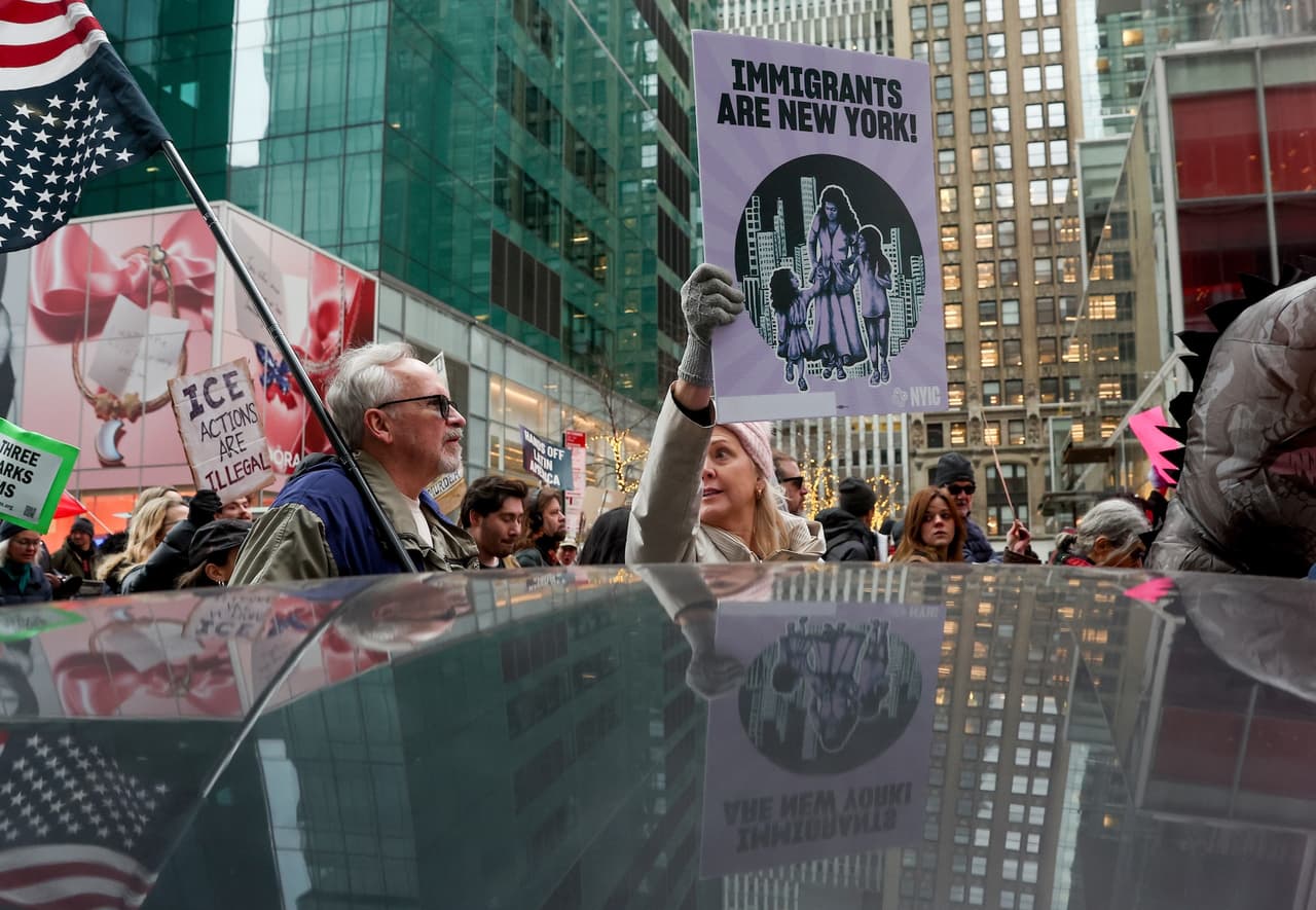 Los organizadores de las protestas denunciaron que las políticas actuales de seguridad migratoria
<b>ponen en riesgo tanto a inmigrantes como a ciudadanos</b>, destacando el caso de Renee Good como evidencia de fallas en el sistema.