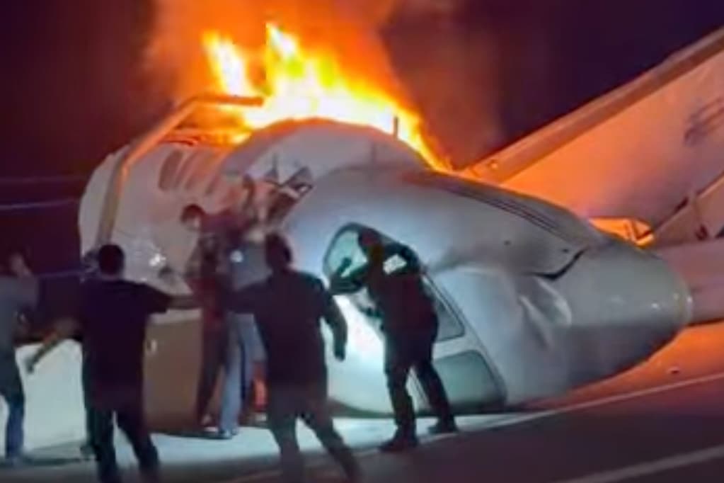 Tragedia en Texas: un muerto al estrellarse una avioneta en una autopista