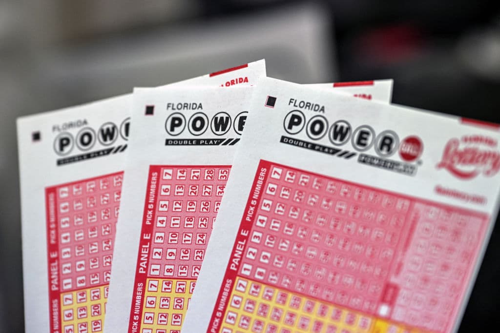 El Powerball llega a la astronómica cifra de $1,040 millones para la noche del lunes, el cuarto mayor acumulado en la historia del sorteo