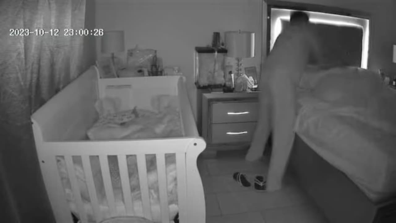 Luego se puede ver a Derek Rosa, de pie junto a ella, segundos antes de asesinarla.