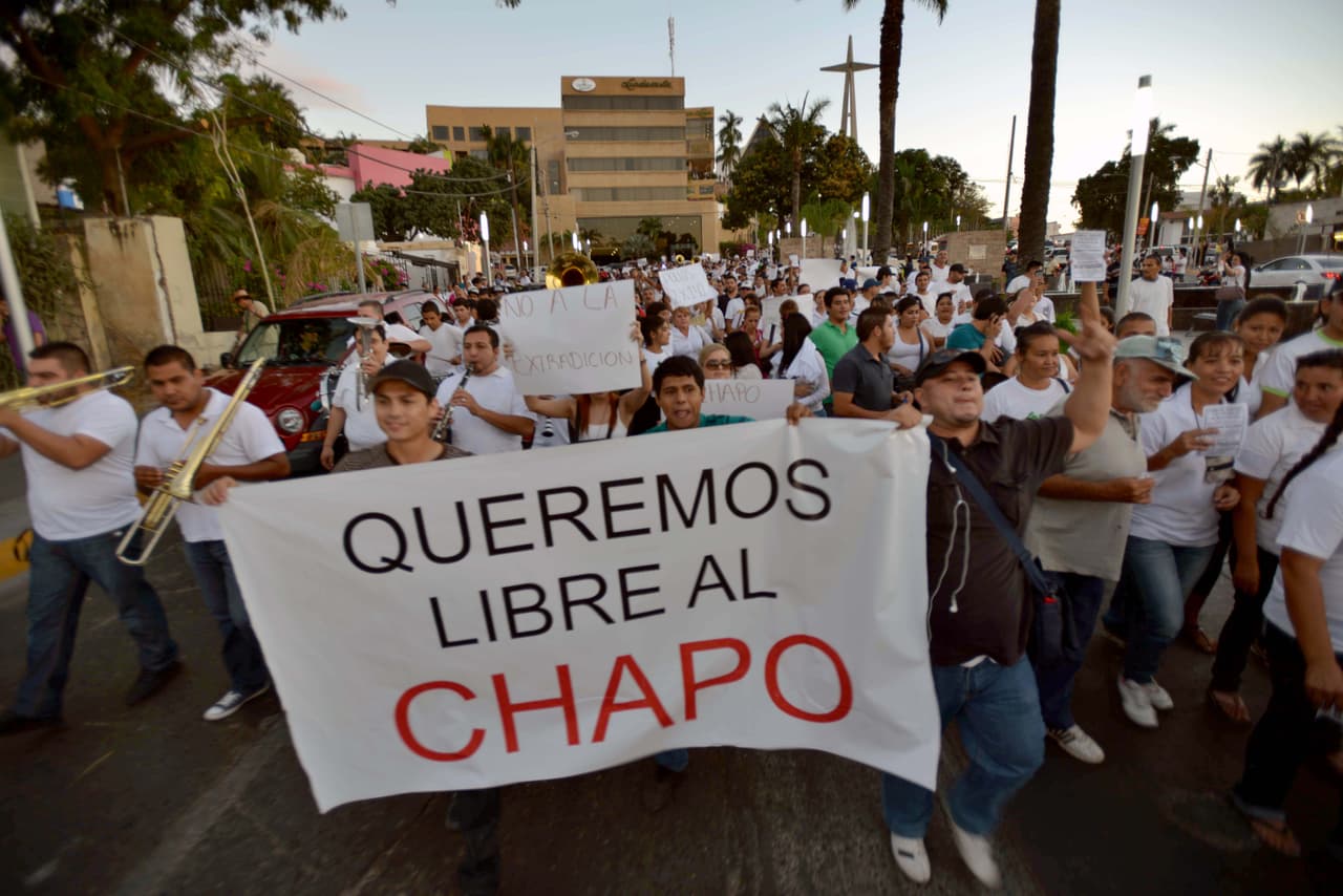 <b>"We want Chapo free," February 2014</b>. Some 2,000 people gathered in Culiacan, Sinaloa, to demonstrate for the freedom of 'El Chapo,' soon after his recapture.