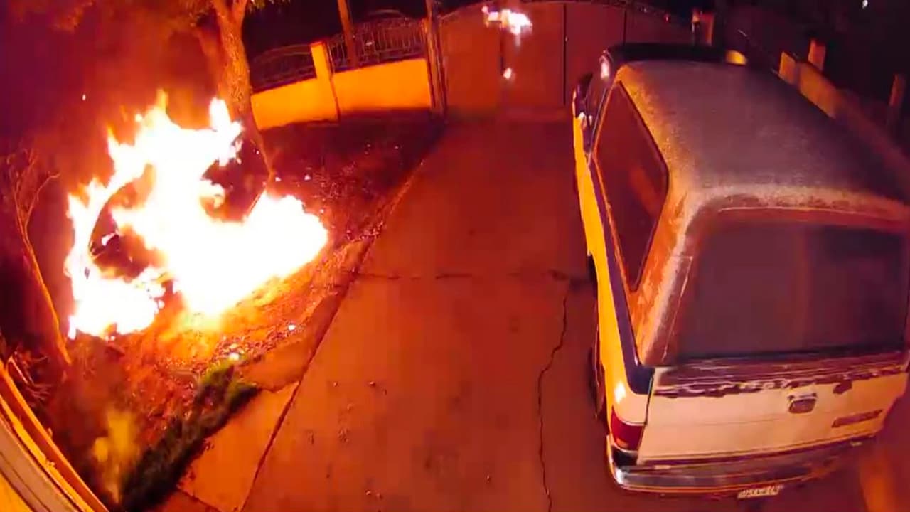 Video muestra a supuesto pirómano al quedar envuelto en llamas cuanto intentaba incendiar un vehículo