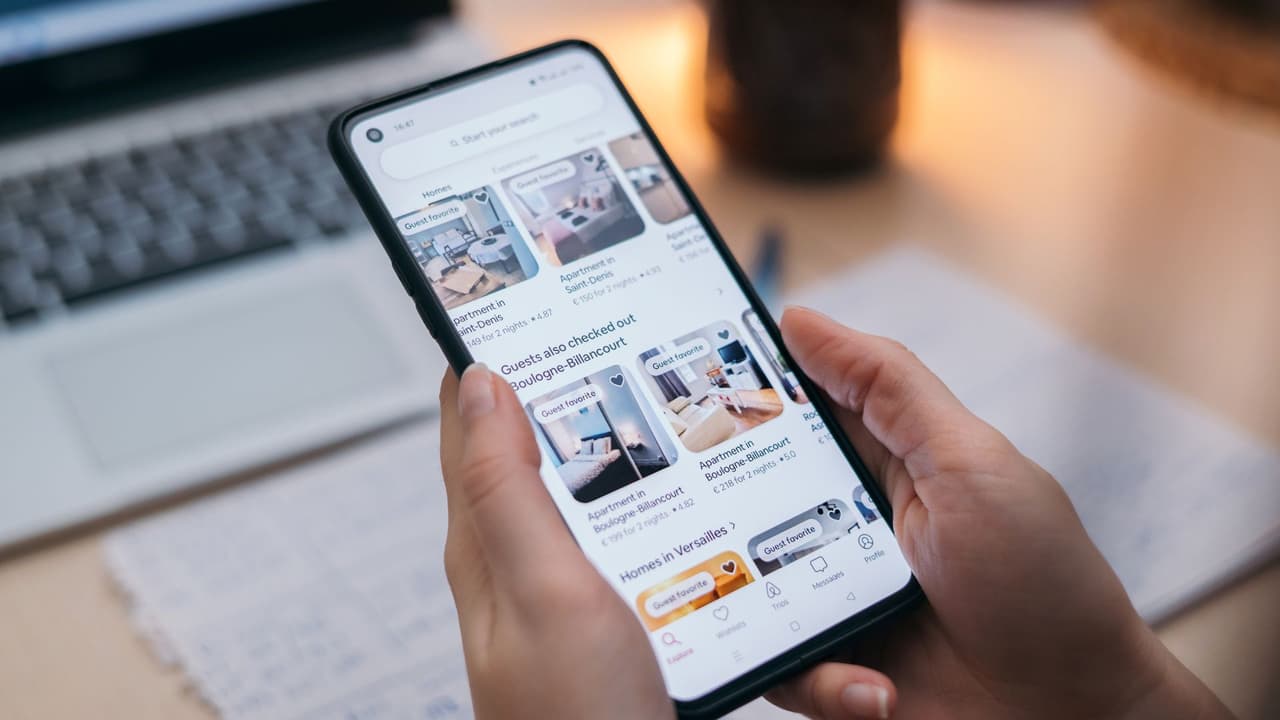 <h3 class="cms-H3-H3">Costos invisibles 💰</h3> Quien piense que son 750 dólares “fáciles”
<b>debe hacer las cuentas completas.</b>
<br>Limpieza, desgaste del inmueble, seguros, reglas, estacionamiento y posibles quejas vecinales forman parte del paquete.
<br>El incentivo puede ser atractivo en un evento que elevará la demanda y los precios,
<b>pero no convierte a nadie en hotelero de la noche a la mañana. </b>
<br>👉🏻
<b>La decisión es simple en teoría:</b> confirmar elegibilidad, revisar normas municipales y calcular costos reales antes de publicar.
<br>El Mundial dura semanas,
<b>las consecuencias de un mal manejo pueden durar mucho más.</b>