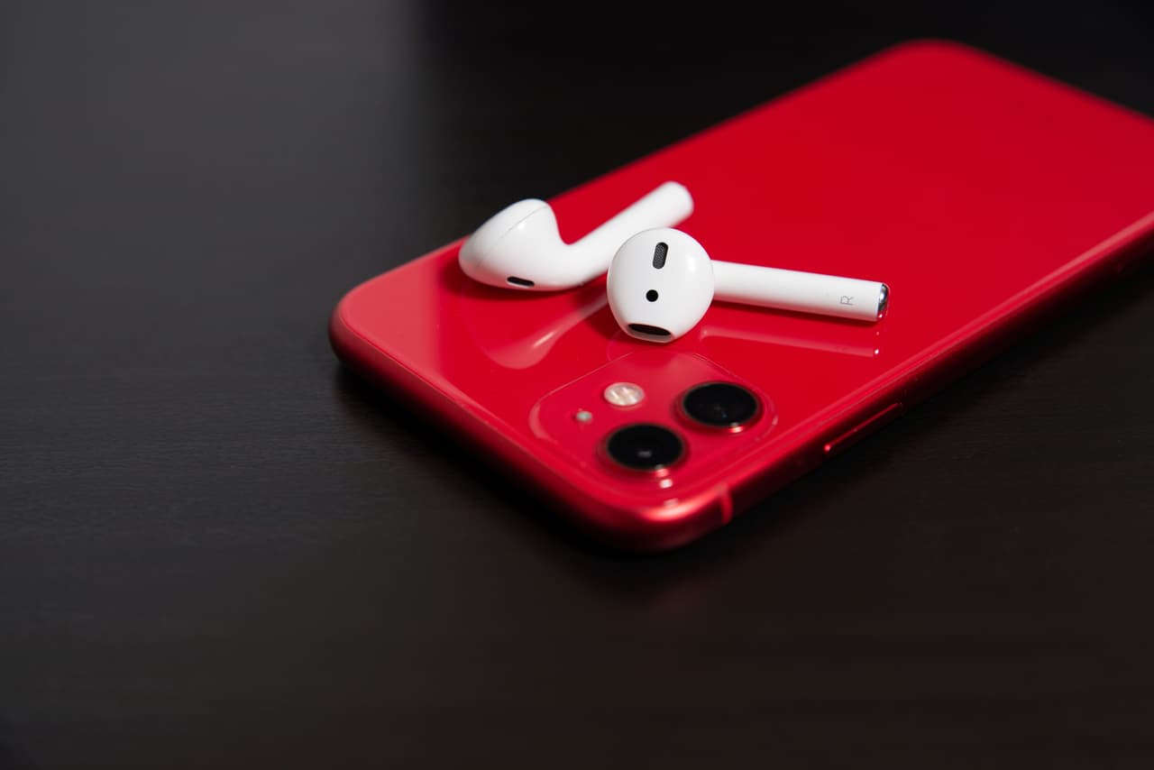 <b><a href="https://www.univision.com/local/miami-wltv/el-news-cafe/como-quitar-las-manchas-de-cafe-y-limpiar-los-audifonos-de-tu-celular-video" target="_blank">Los audífonos</a></b> ocupan el tercer lugar entre los objetos más olvidados por los pasajeros de Uber, seguidos por los siguientes:
<br> 4 - Billeteras o 'wallets'
<br> 5 - Joyería
<br> 6 - Celulares
<br> 7 - Cámaras
<br> 8 - Tabletas o libros
<br> 9 - Computadoras laptop
<br> 10 - Vaporizadores