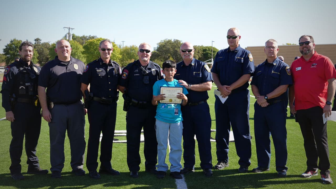 Niño hispano de Texas es reconocido como héroe tras salvar a su abuelo de un incendio