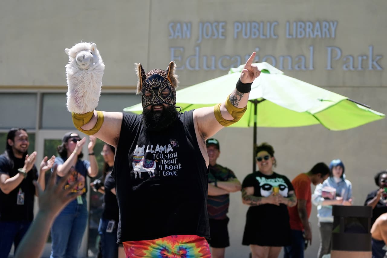 El luchador Llama Jack saluda a los aficionados antes de competir en un combate de lucha libre profesional de Lucha Libro en la sucursal Educational Park de la Biblioteca Pública de San José el sábado 9 de mayo de 2026, en San José, California. (Foto AP/Jeff Chiu)
<br>