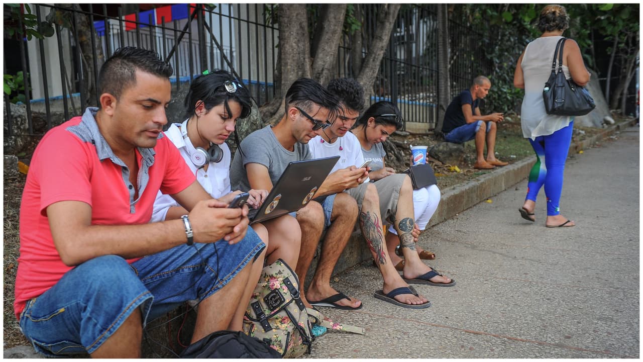 Cuba anuncia un tibio cambio en el aumento a las tarifas de internet tras avalancha de quejas