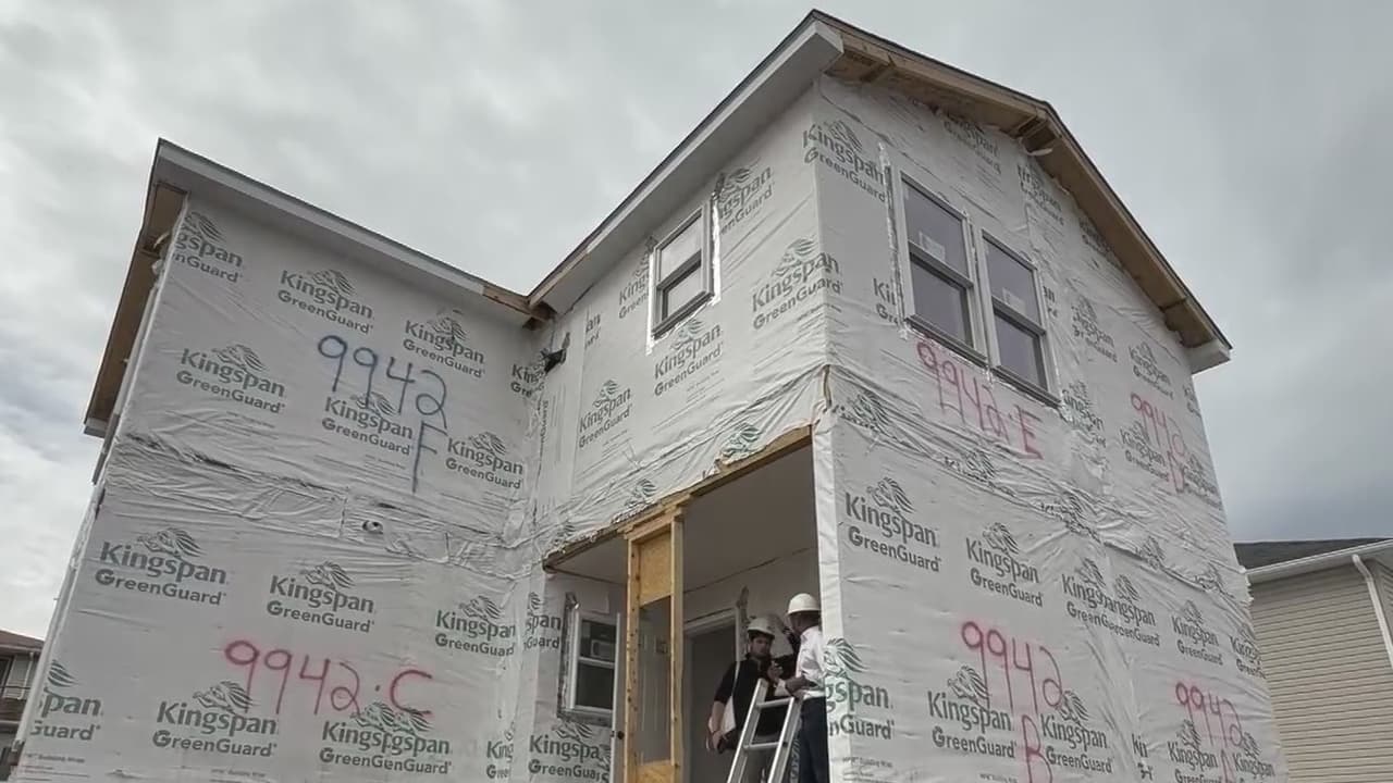 Staten Island construye casas prefabricadas para enfrentar la crisis de vivienda en Nueva York