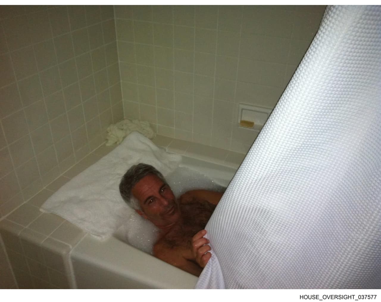Epstein en una bañera.