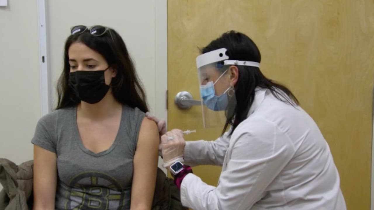 “No es nada que te incumba”: es la respuesta que le dio un paciente al doctor Joseph Varón al preguntarle el porque no se había
<a href="https://www.univision.com/local/houston-kxln/covid-19-condado-harris-lina-hidalgo-nivel-amenaza-rojo">vacunado</a>.