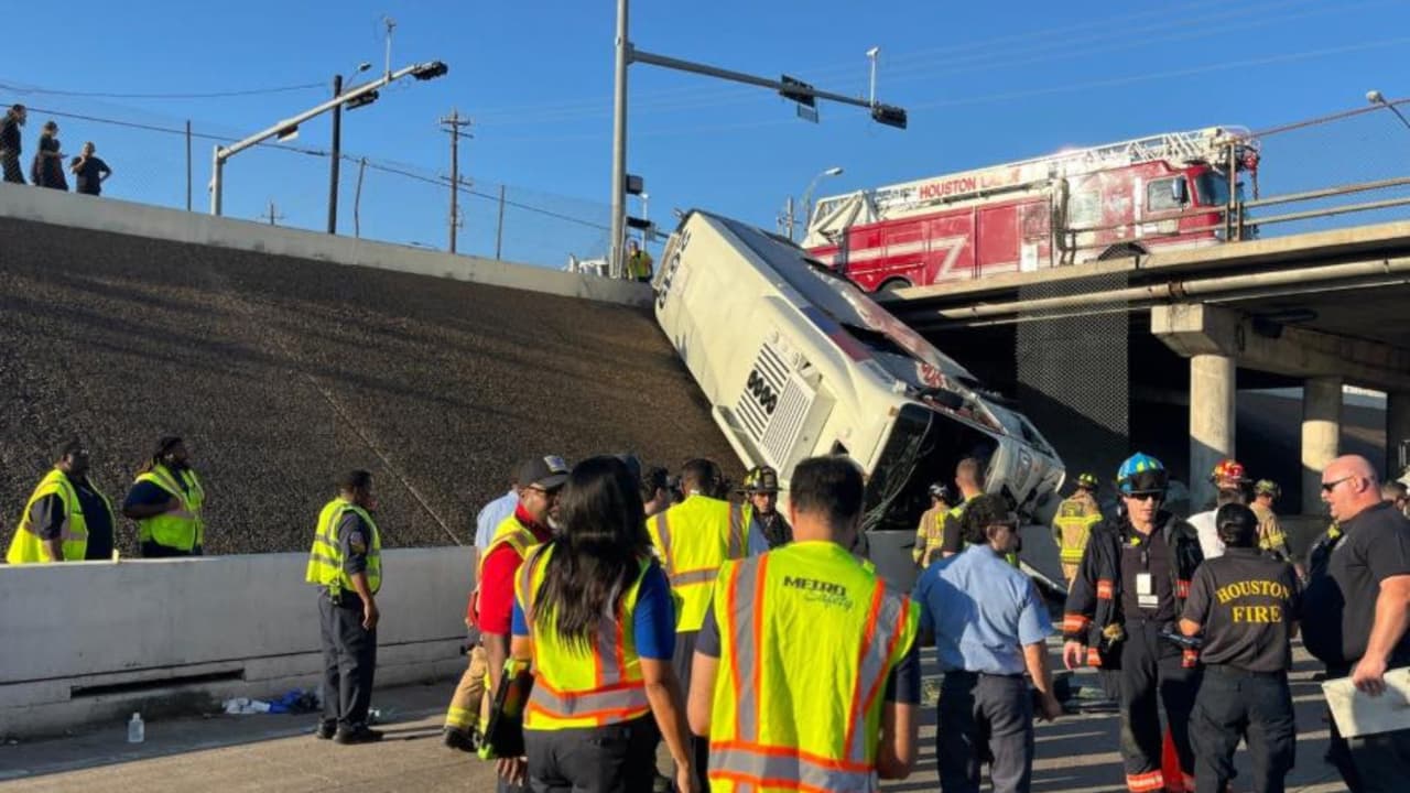 Un aparatoso accidente vial movilizó a decenas de rescatistas la tarde de este sábado 3 de enero en Houston, luego de que
<b> un autobús de METRO se volcara desde un puente </b>tras chocar con un automóvil particular cerca del cruce de la calle McGowen y la autopista 288, informaron autoridades.