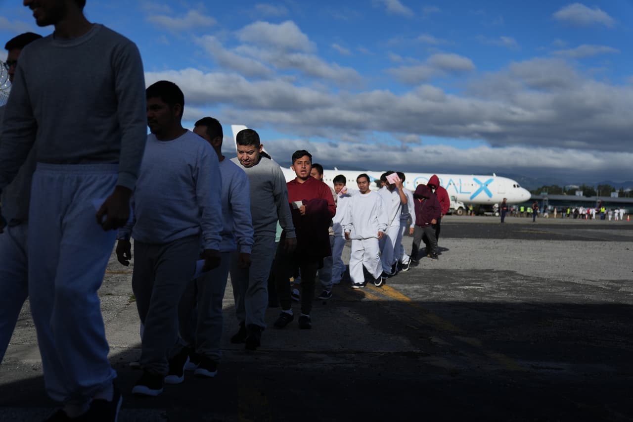 El gobierno de Trump ha deportado a 980,000 inmigrantes, pero aún se mantiene por debajo de las cifras de Obama