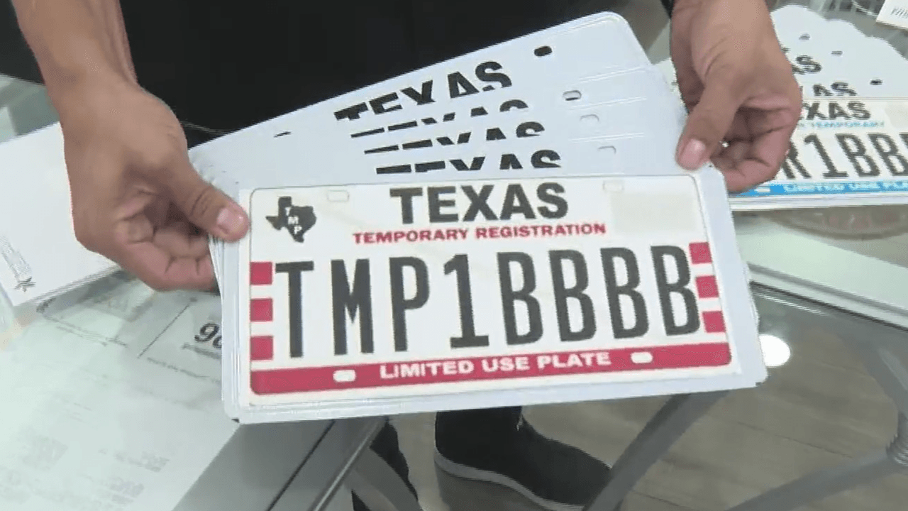 Las placas temporales
<b>dejarán de estar vigentes en Texas a partir del 1 de julio</b>. ¿Pero sabías que habrá placas metálicas temporales y de colores según el uso que les darías?