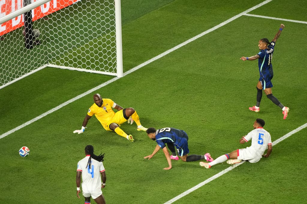 El equipo de Brasil anota el primer gol y se pone adelante en el cneuntroencuentro.