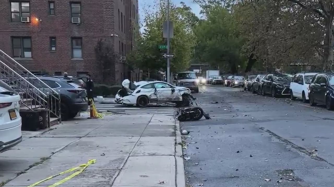 Dos muertos tras choque entre motocicleta y Mercedes en Brooklyn; conductor huyó del lugar