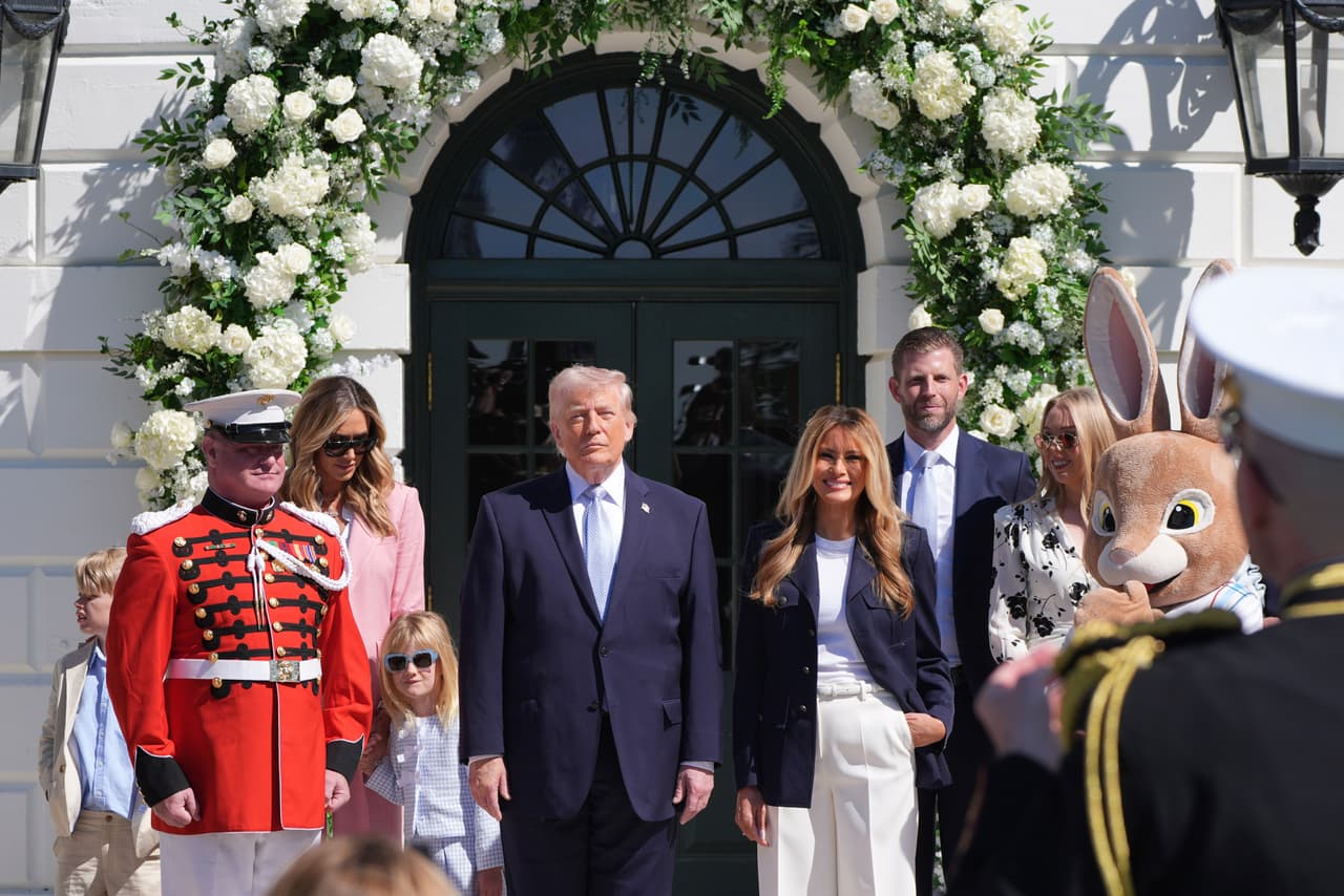 Trump y Melania, junto a un conejo de Pascua, recibieron a las familias invitadas, las cuales fueron elegidas mediante una lotería, para que llegaran de los 50 estados más los territorios.
