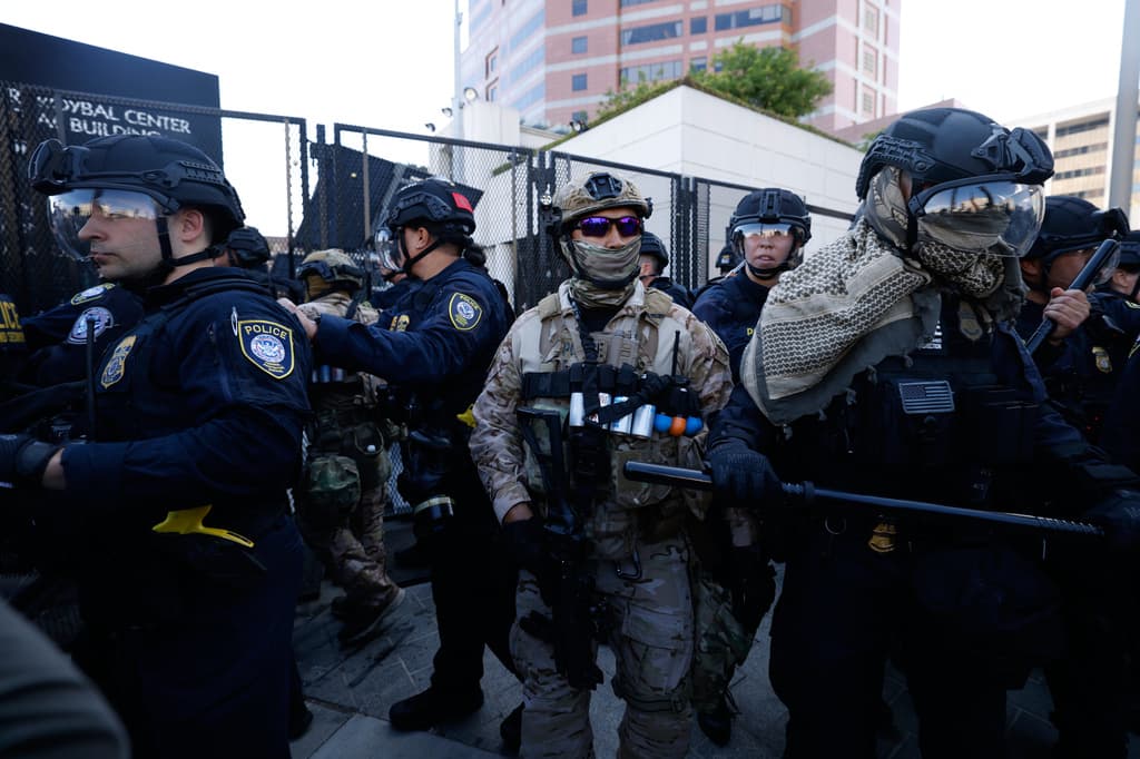 Pasadas las 8:00 de la noche del sábado, el Departamento de Policía de Los Ángeles (LAPD)
<b><a href="https://x.com/LAPDCentral/status/2063460347319865791" target="_blank">declaró la asamblea (manifestación) como ilegal y ordenó a los manifestantes dispersar el área</a></b>.