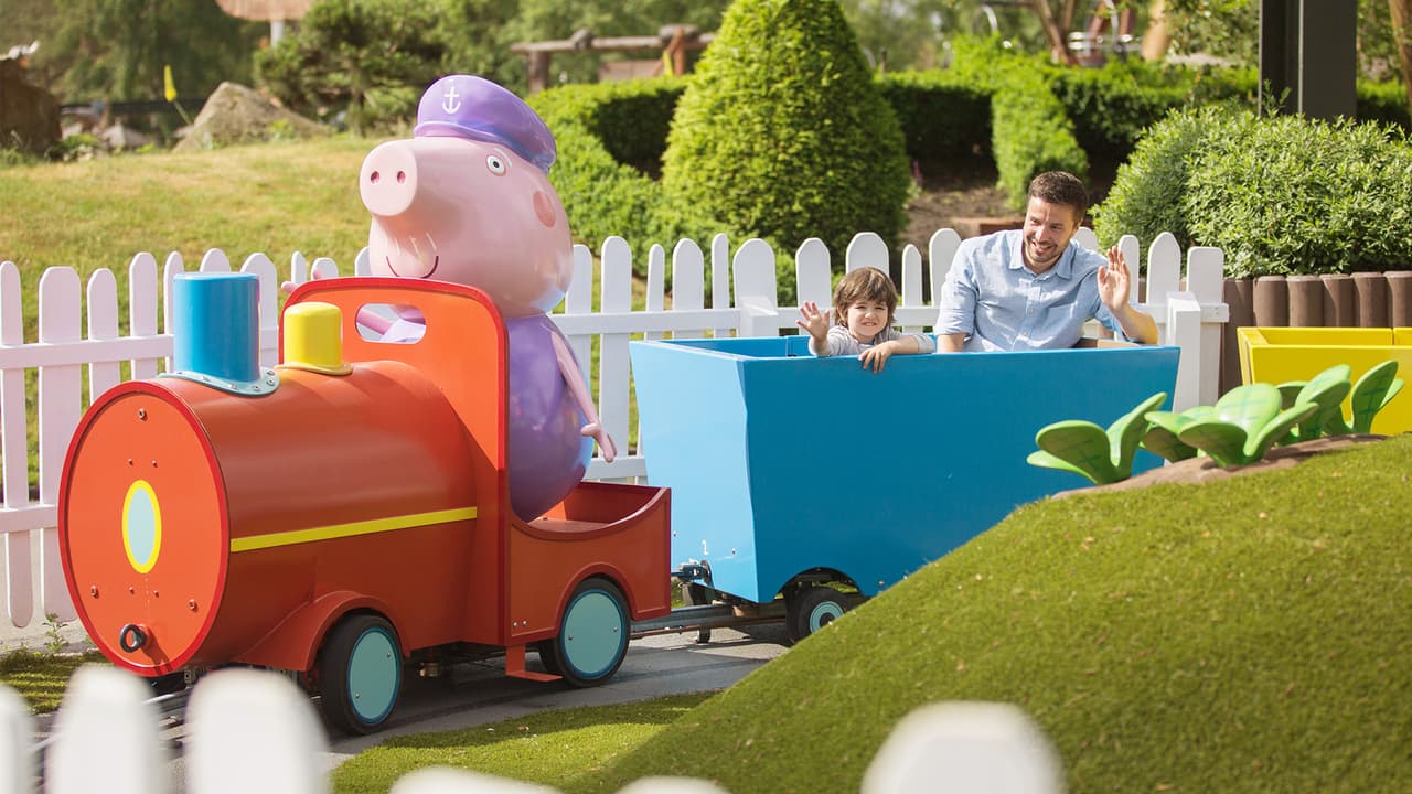 Y una sorpresa más, dieron a conocer los planes del principal atractivo, la "Montaña rusa de Daddy Pig", una emocionante atracción familiar diseñada para ser la primera montaña rusa para los más pequeños.