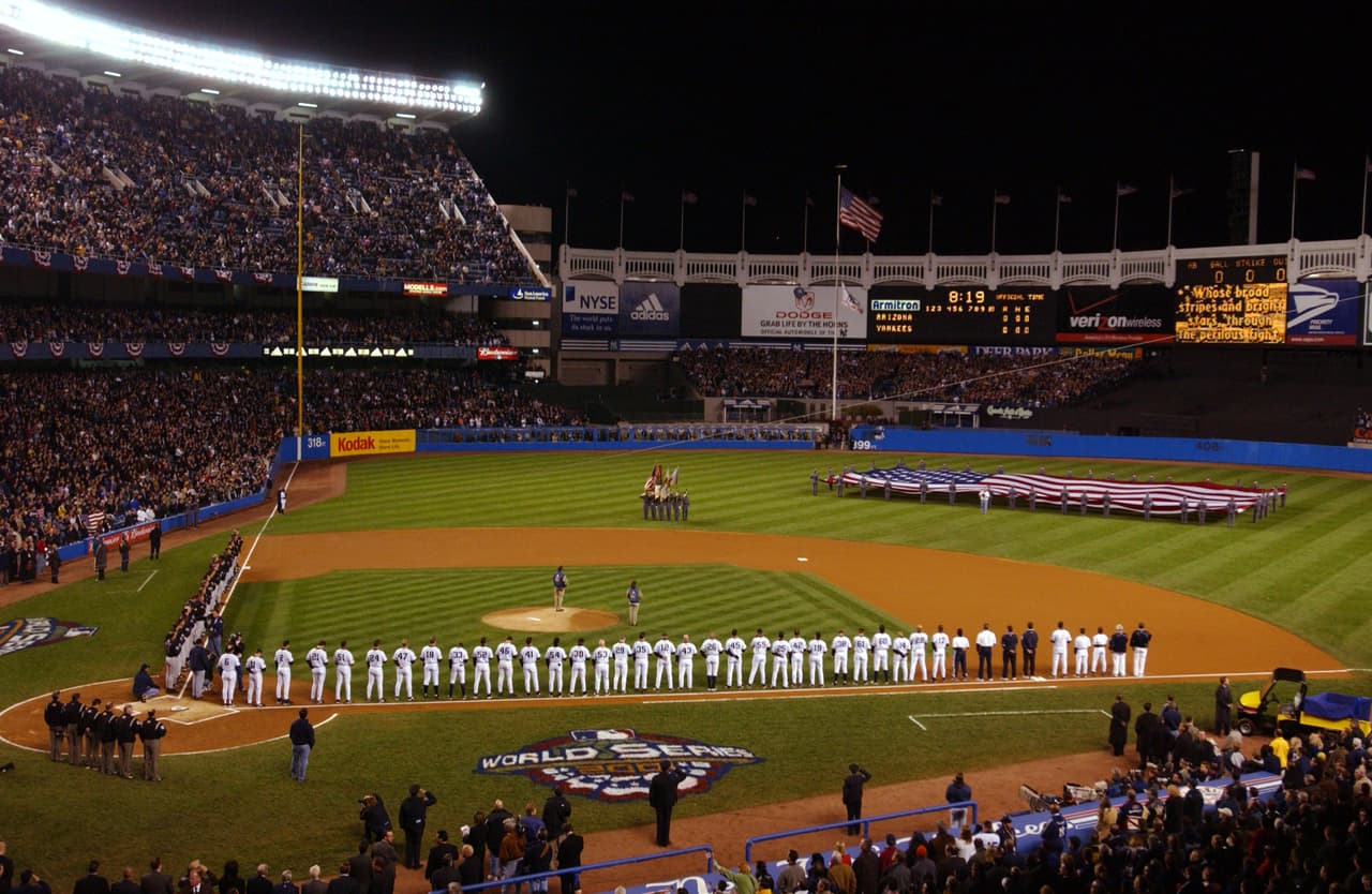 Ya en la pelea por el campeonato de las mayores se encontraron a unos imponentes New York Yankees que venían de ganar cuatro títulos en 5 años, tres de ellos de manera consecutiva.