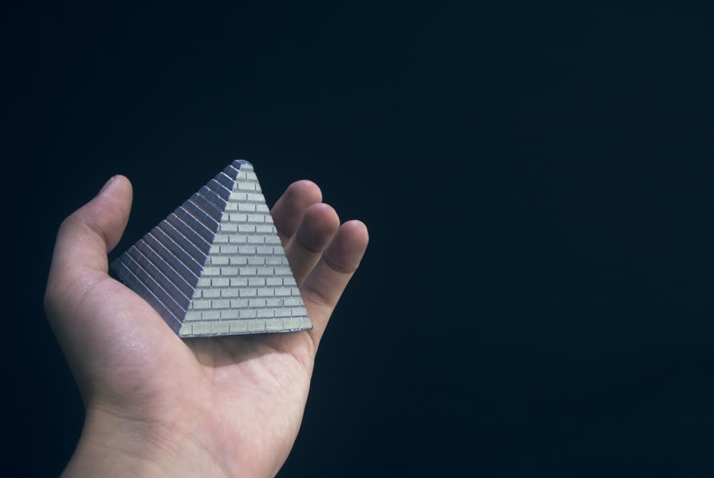 <b>PISCIS</b>
<br>No hay nada mejor para ti que el poder de las pirámides. Consíguete adornos o miniaturas que tengas por tu casa. Si es de amatista, tu piedra protectora, será aún mejor.