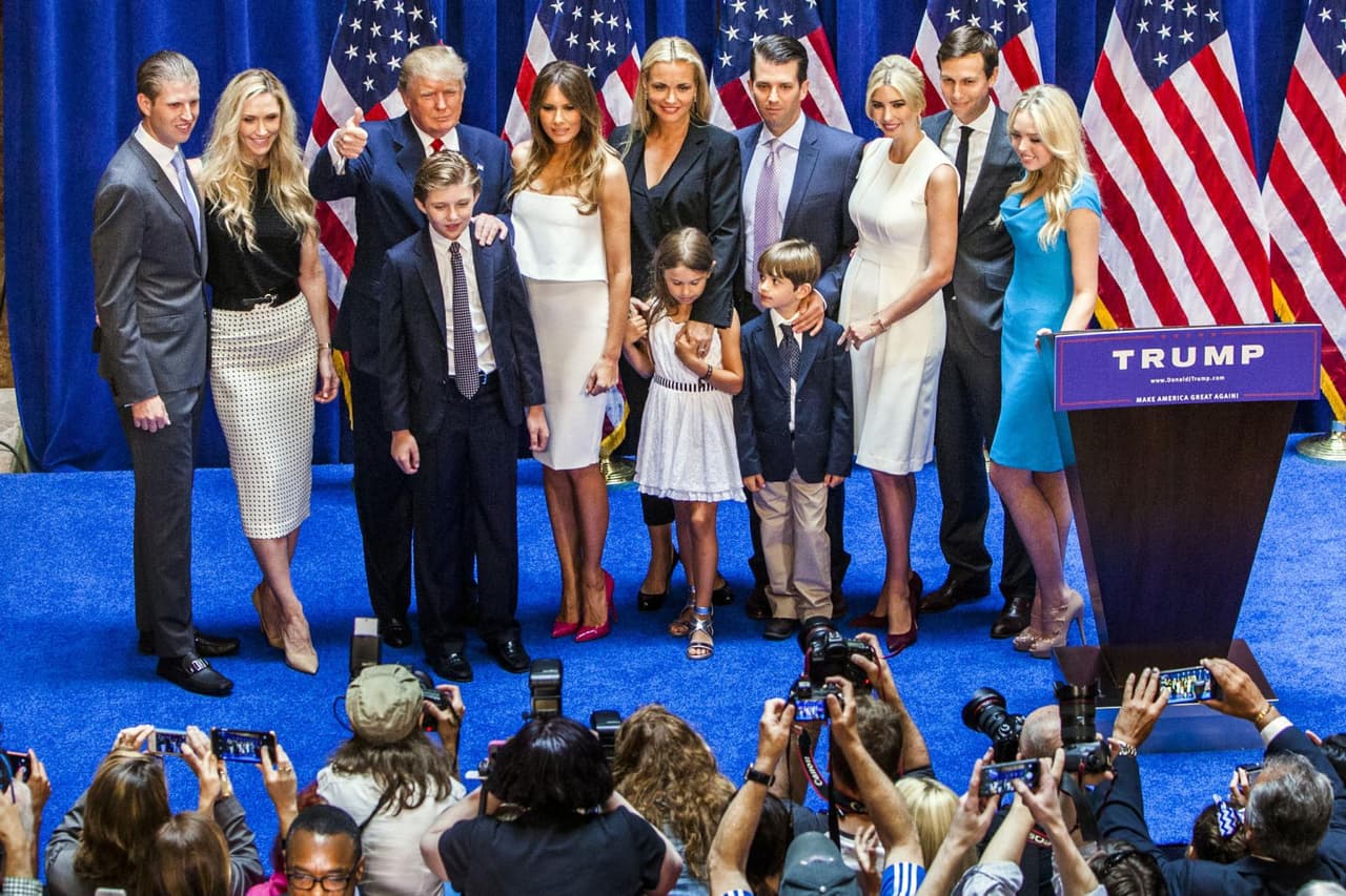 Donald Trump con sus hijos y nietos, en plena campaña política