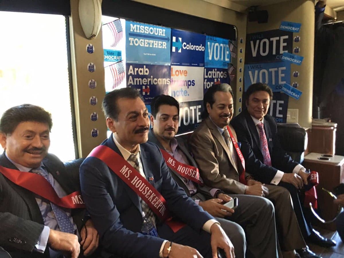 En apoyo a Hilary Clinton, los Tigres del Norte desfilan como Miss Housekeeping