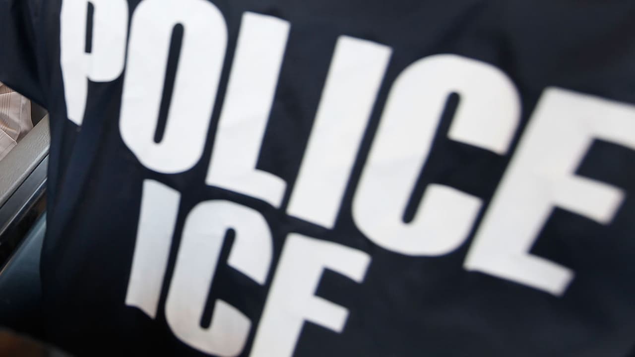 Conductor de 23 años huye de parada de tráfico y termina bajo custodia de ICE