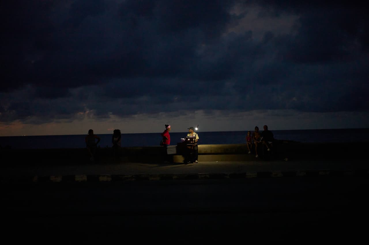 Cuba reconecta su red eléctrica tras nuevo apagón nacional, pero advierte que los cortes continuarán