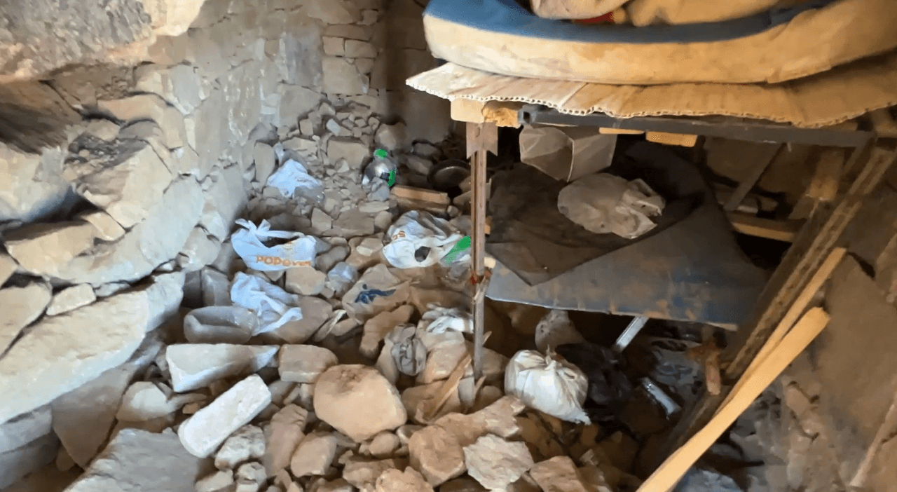 En el interior hay
<b>una litera en malas condiciones, así como residuos de alimentos y comida no perecedera</b>. El piso, como toda la rudimentaria construcción, también es de piedra.