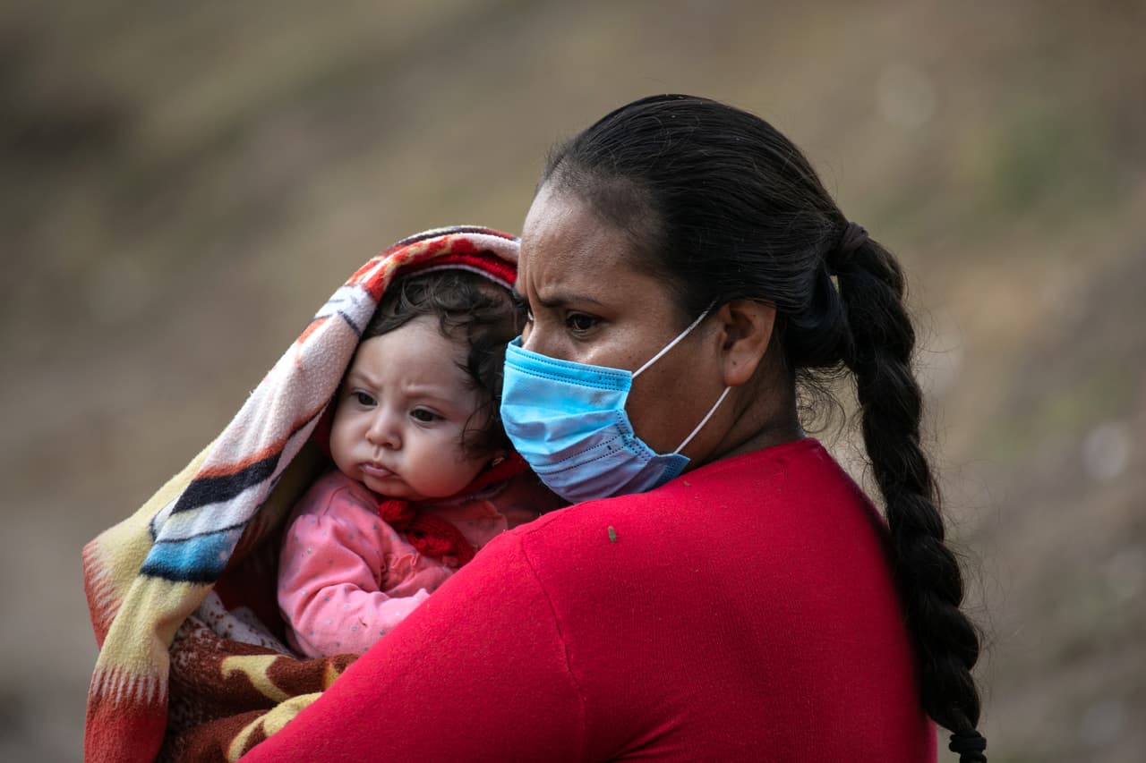 "No pueden pedirnos más paciencia", reclamó Emili Urdaneta, una de las solicitantes de asilo. “No aguanto la presión de que haya personas que lo logran y yo no. Me siento muy frustrada, me siento mal”, añadió. Al igual que ella cientos, como esta mujer mexicana que carga a su bebé, esperan con paciencia la respuesta de autoridades estadounidenses.