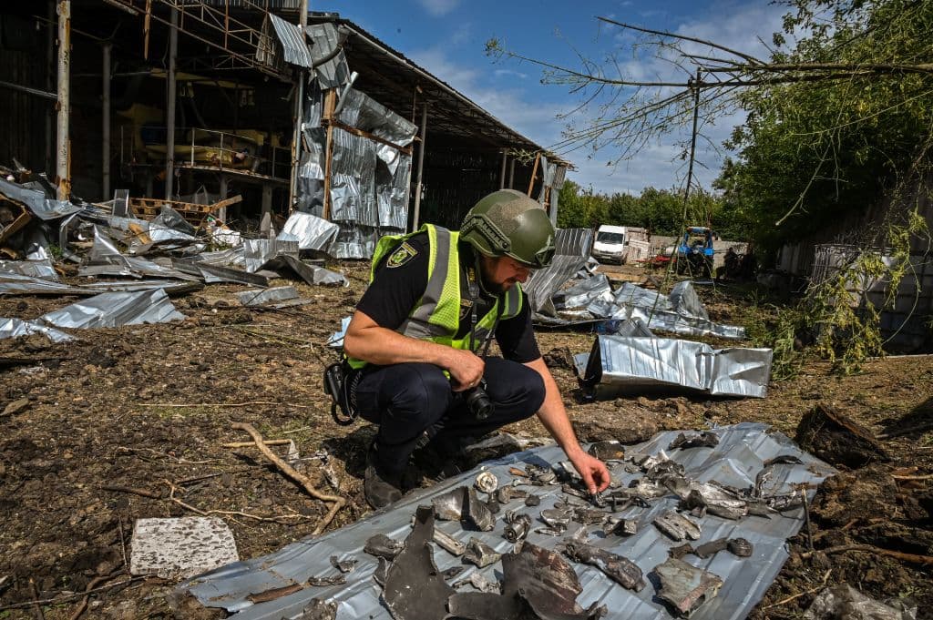 En las primeras horas del festivo nacional de este miércoles, ciudades como Járkov, en el noreste, o Zaporiyia y Dnipró en el centro,
<b> se vieron sacudidas por fuertes explosiones, indicaron las autoridades locales.</b>