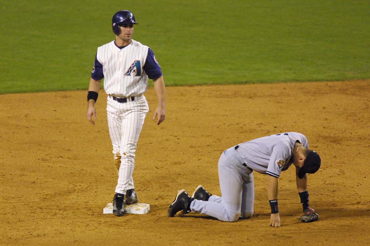 El cuatro, Arizona tomó la ventaja durante ocho entradas 1-3, pero al cierre de la novena, un cuadrangular de Tino Martínez empató los cartones a tres, obligando a extra innings, y fue donde surgió la figura de Derek Jeter con un cuadrangular para marcar en la pizarra el 4-3 definitivo.