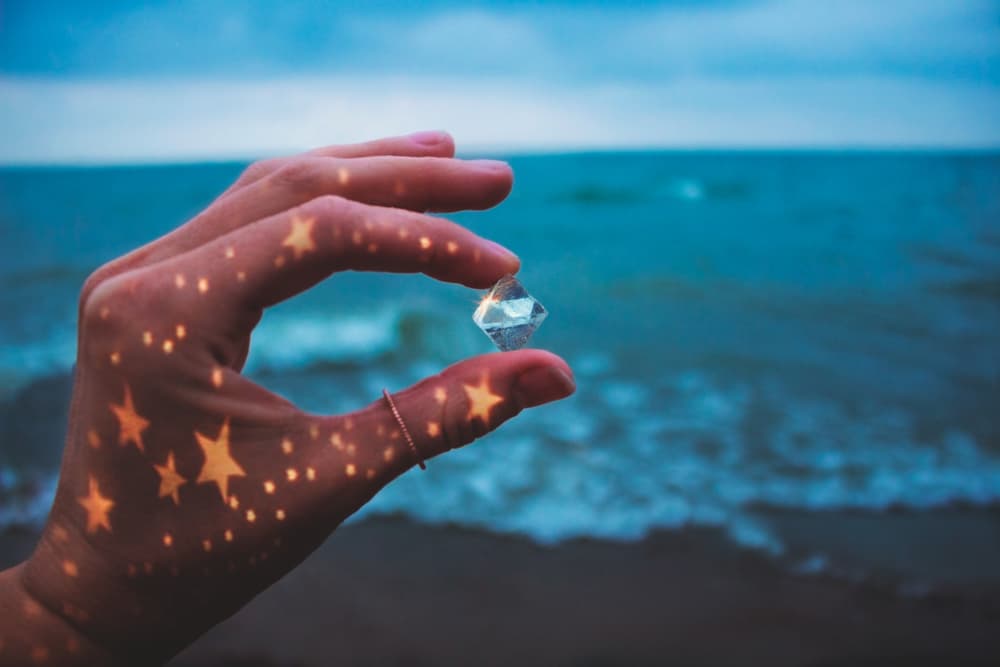 Y, por otra parte, también hay ciertas piedras, gemas y cuarzos que se recargan mejor si en cambio las dejas recargándose con la luz de la Luna, particularmente con la fase llena. Igual, la dejas toda la noche a la intemperie, y se recargará.