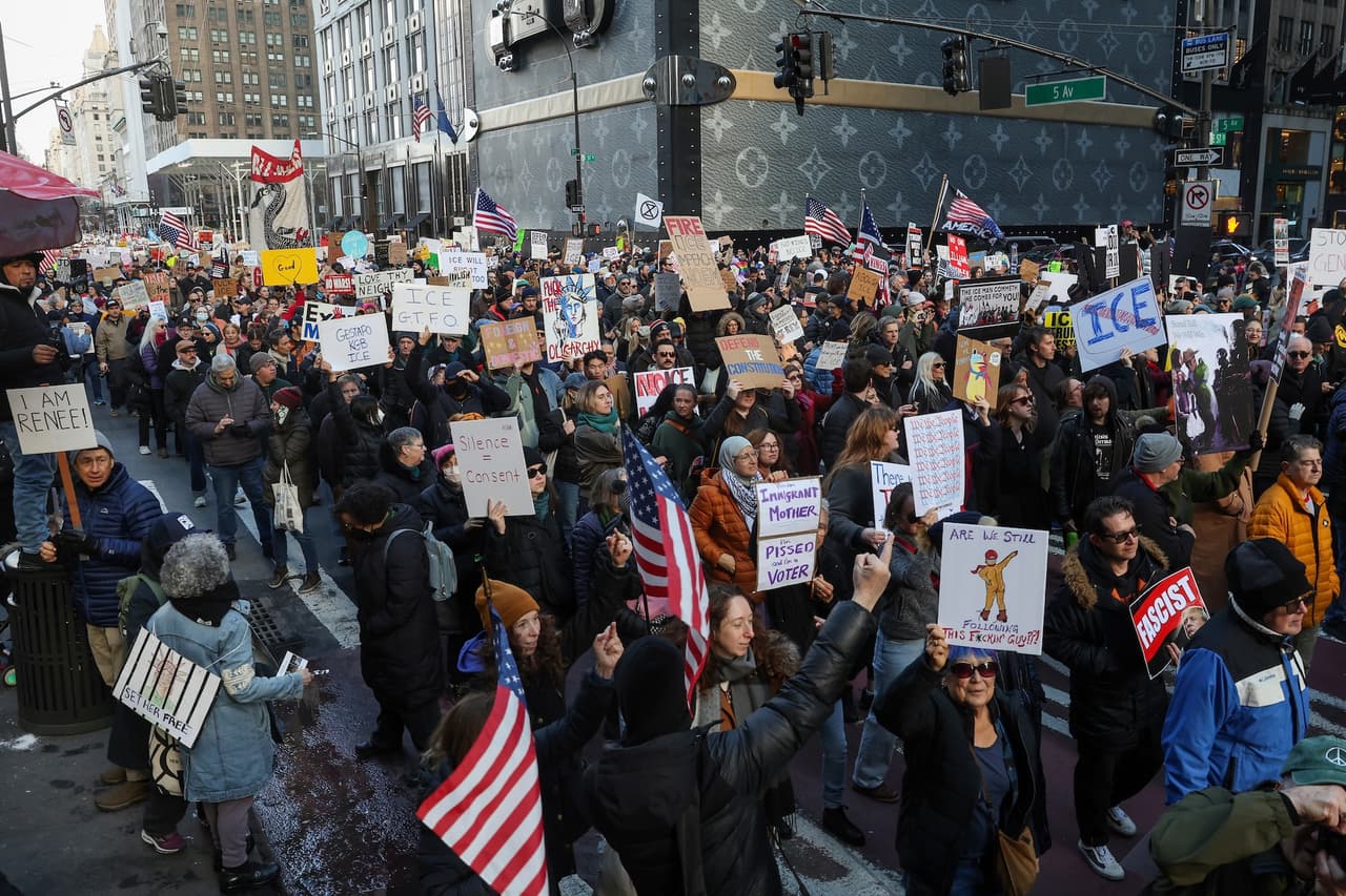 La movilización es parte de una serie de protestas masivas en todo el país tras la muerte de Good, una
<b>madre de 37 años y poeta originaria de Colorado Springs,</b> que se encontraba a bordo de su vehículo mientras transcurría un operativo migratorio en Minneapolis el pasado miércoles.