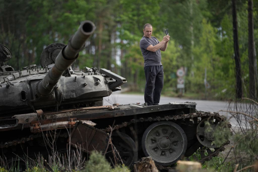 <b>La moda de los selfies con tanques rusos destruidos</b>
<br>
<br>Desde el inicio de la guerra, tanques y otros vehículos militares de combate rusos se han visto quemados o destruidos en suelo ucraniano. En el primer mes de la guerra, varios
<a href="https://www.univision.com/noticias/un-convoy-de-blindados-rusos-cae-en-una-emboscada-ucraniana-y-todo-queda-captado-por-un-dron-video">convoys de maquinaria fueron interceptados y atacados</a>, otros fueron abandonados por los propios soldados rusos, tras quedarse varados o sin combustible. Algunos han sido aprovechados por las fuerzas ucranianas. Los tanques rusos abandonados se han convertido en un símbolo de resistencia para los ucranianos en sus ansias de victoria y de los problemas logísticos y estratégicos de los rusos. Se ha puesto de moda el compartir selfies con un tanque destruido de fondo.
<br>
<b>Mira aquí el video: </b>
<a href="https://www.univision.com/noticias/nueva-tendencia-en-ucrania-tomarse-fotos-en-tanques-rusos-abandonados-en-zonas-de-guerra-video">Nueva tendencia en Ucrania: tomarse fotos en tanques rusos abandonados en zonas de guerra</a>