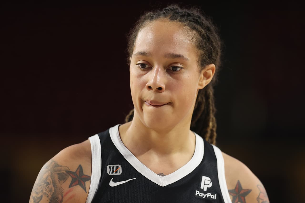 En el 2015 fue acusada por violencia doméstica por parte de su expareja Glory Jhonson.
<br>
