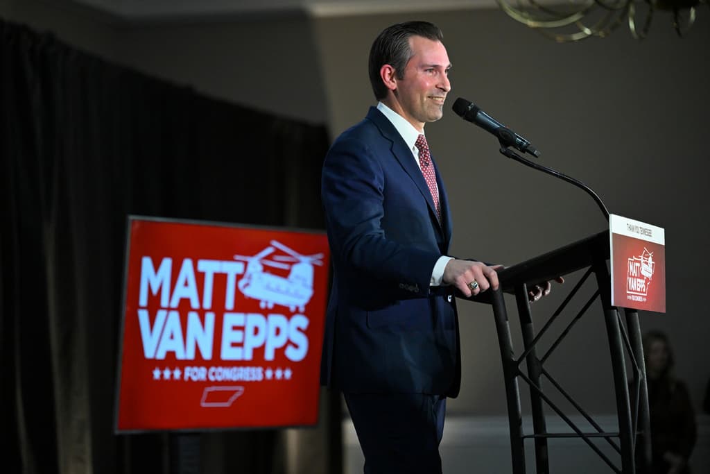 Republicano Matt Van Epps gana elecciones especiales en Tennessee, aunque por un reducido margen en un distrito fiel a Trump