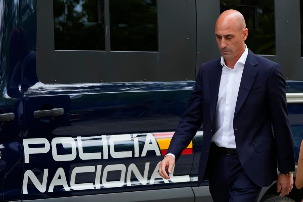 Juez prohíbe a Luis Rubiales acercarse a la jugadora Jenni Hermoso tras el beso no consentido