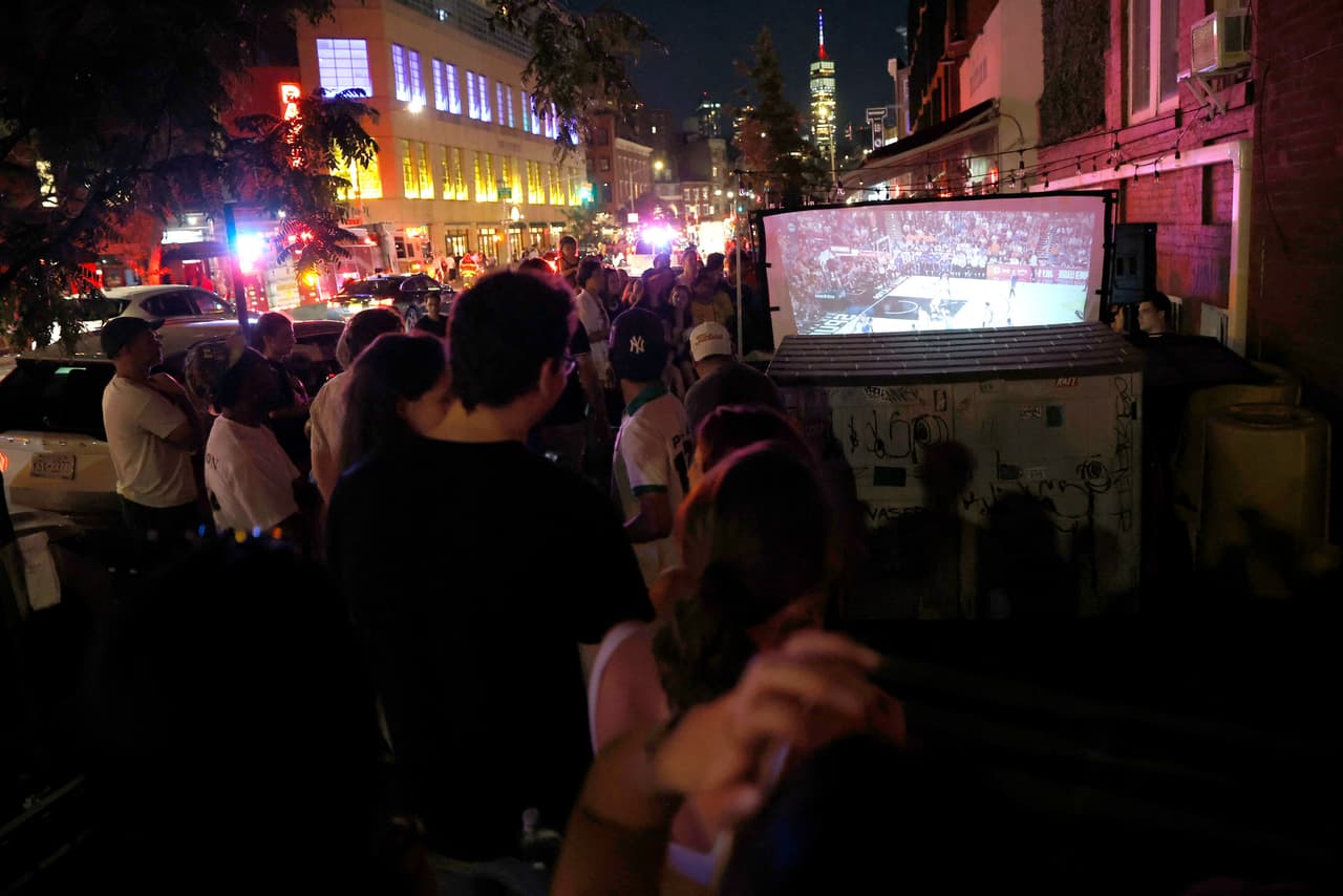 El caos se desató en Broadway después de que los Knicks de Nueva York ganaron su primer campeonato de la NBA en 53 años la noche del sábado, con celebraciones exuberantes empañadas por el desorden y la violencia, incluidos disparos en Times Square.