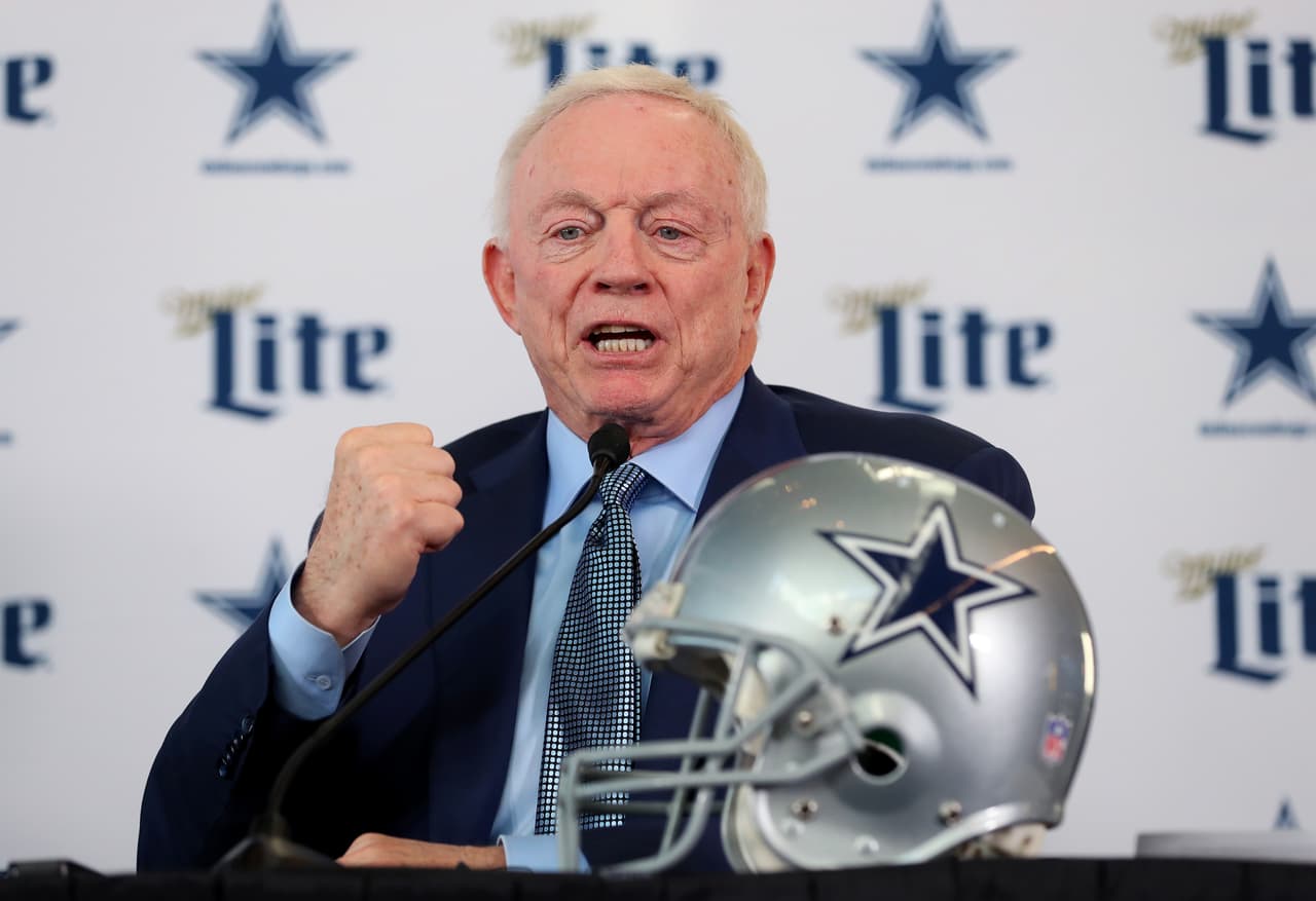 El dueño de los Cowboys se retracta a postura sobre hincarse en el himno