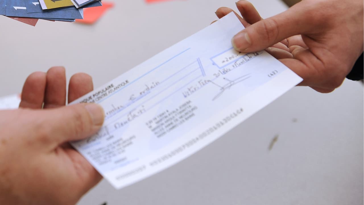 Alerta por aumento en los fraudes con cheques en el país; así puedes protegerte