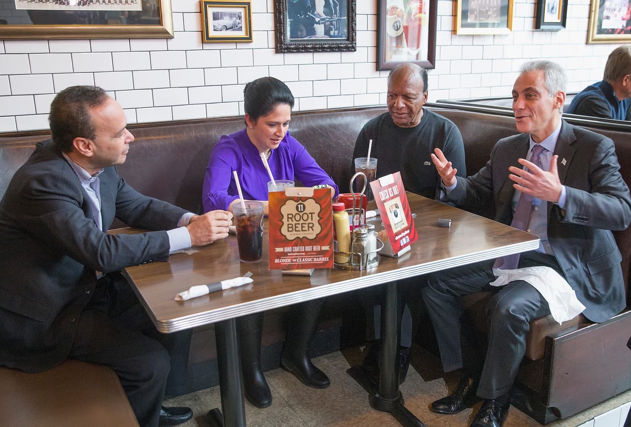 Dos de los políticos latinos clave en Illinois, Luis Gutiérrez y Susana Mendoza, sentados junto al secretario de estado de Illinois, Jesse White, y al alcalde de Chicago, Rahm Emanuel.